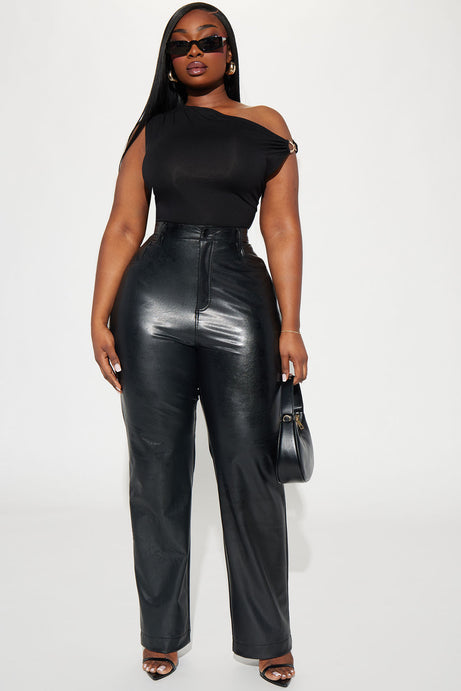 Sz M Fashion Nova Truly chic faux leather pant black